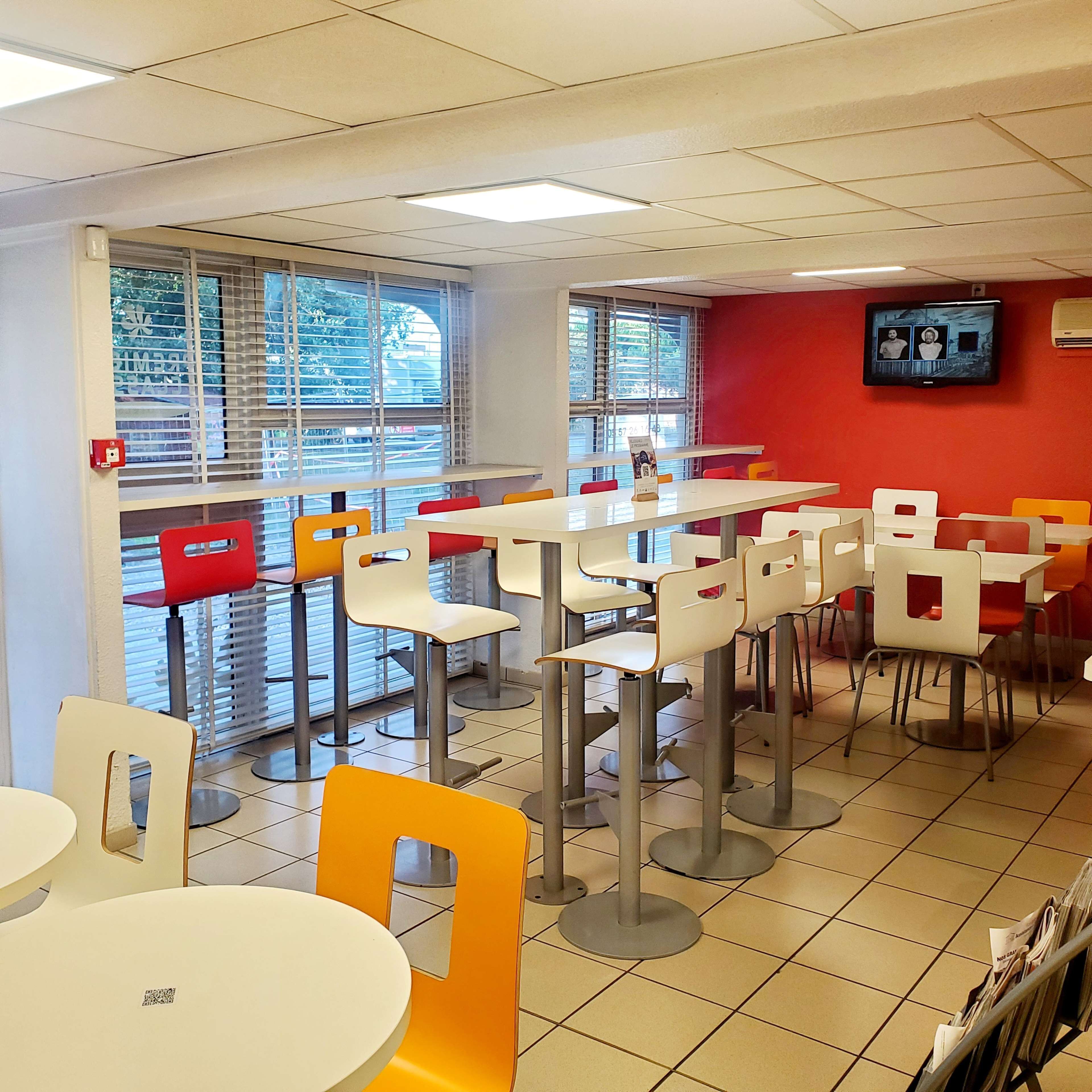 Petit déjeuner buffet (7.20 EUR par personne)