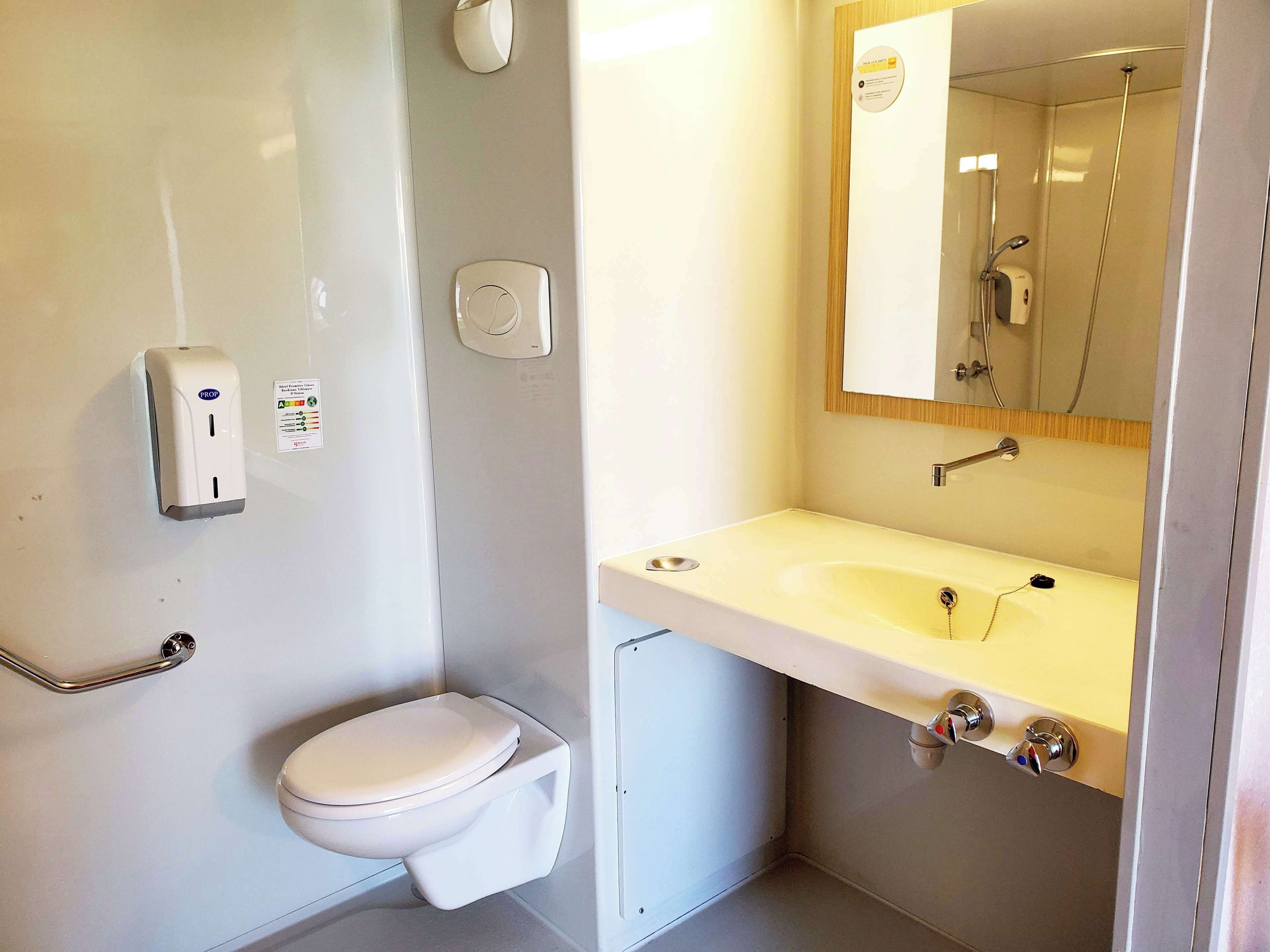 Chambre Standard, 1 lit une place | Salle de bain accessible aux personnes à mobilité réduite