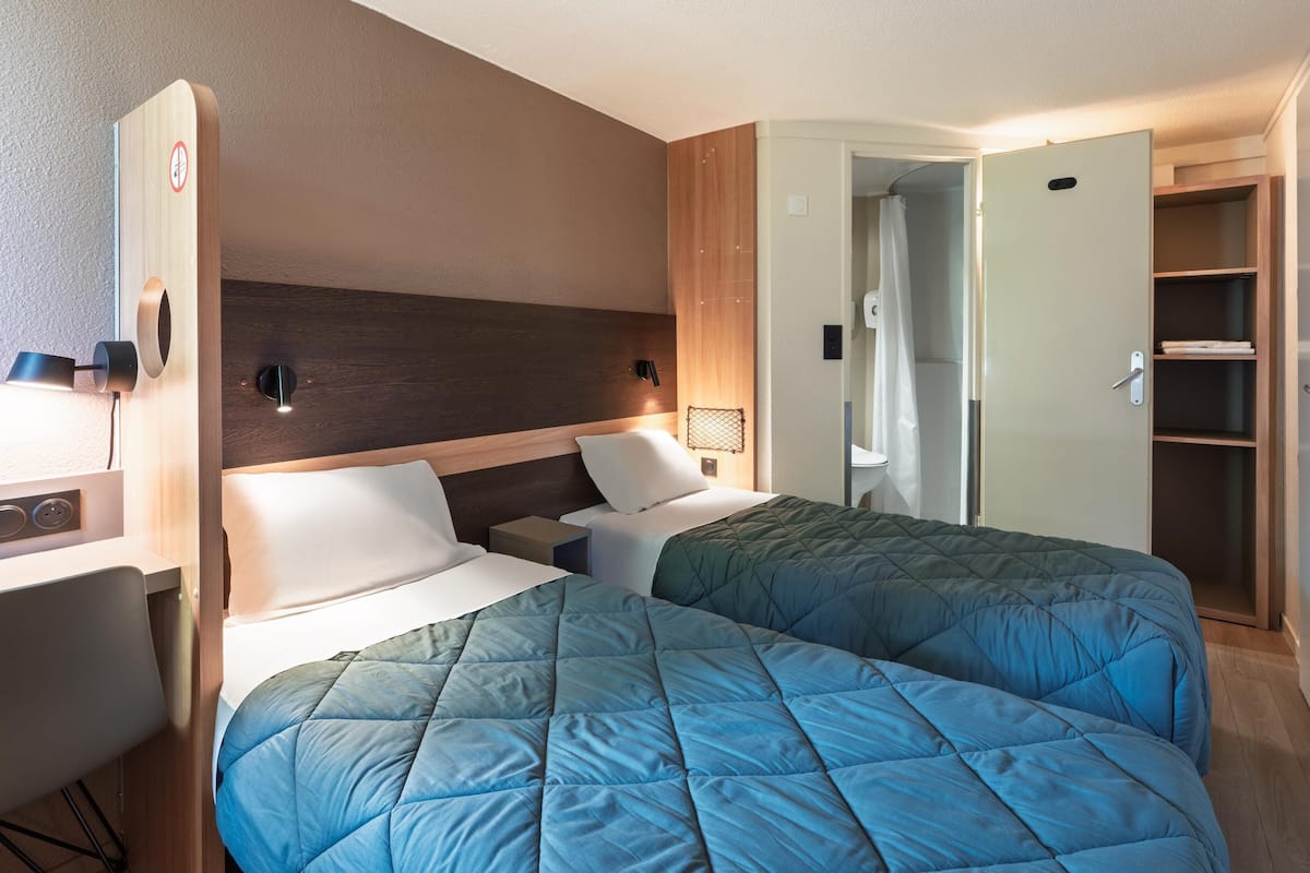 Standard Room, 2 Katil Bujang (Single) | Meja, langsir/tirai gelap terus, Wi-fi percuma, cadar katil 