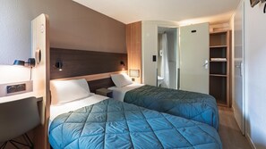 Chambre Standard, 2 lits une place | Bureau, rideaux occultants, Wi-Fi gratuit, draps fournis