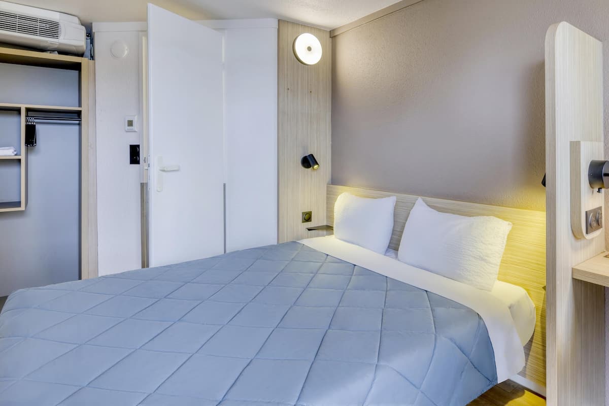 Standard Room, 1 Katil Ratu (Queen) | Meja, langsir/tirai gelap terus, Wi-fi percuma, cadar katil 