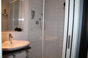 Doppel- oder Zweibettzimmer | Dusche im Bad