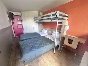 Ropa de cama de alta calidad, escritorio, wifi gratis y ropa de cama