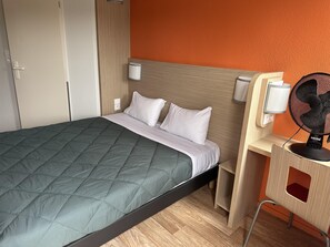 Habitación estándar, 1 cama matrimonial | Ropa de cama de alta calidad, escritorio, wifi gratis y ropa de cama 