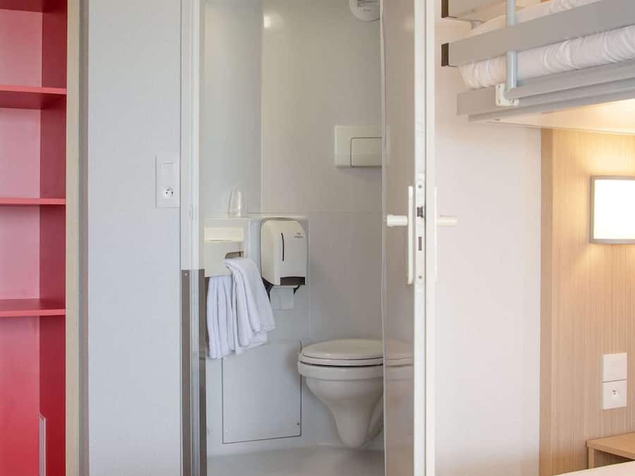 Hochwertige Bettwaren, Schreibtisch, kostenloses WLAN, BettwÀsche