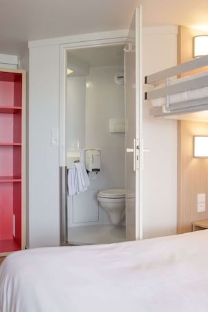 Premium bedding, desk, free WiFi, bed sheets. Premiere Classe Nantes Est - Saint Sebastien sur Loire