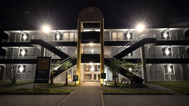 A multi-story hotel with a central entrance, multiple staircases, and a sign indicating 'Premier Classe' and 'Bienvenue.' - Premiere Classe Tarbes - Bastillac (Tarbes)