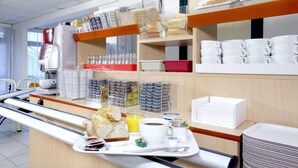A breakfast buffet with bread, pastries, and beverages. - Premiere Classe Tarbes - Bastillac (Tarbes)
