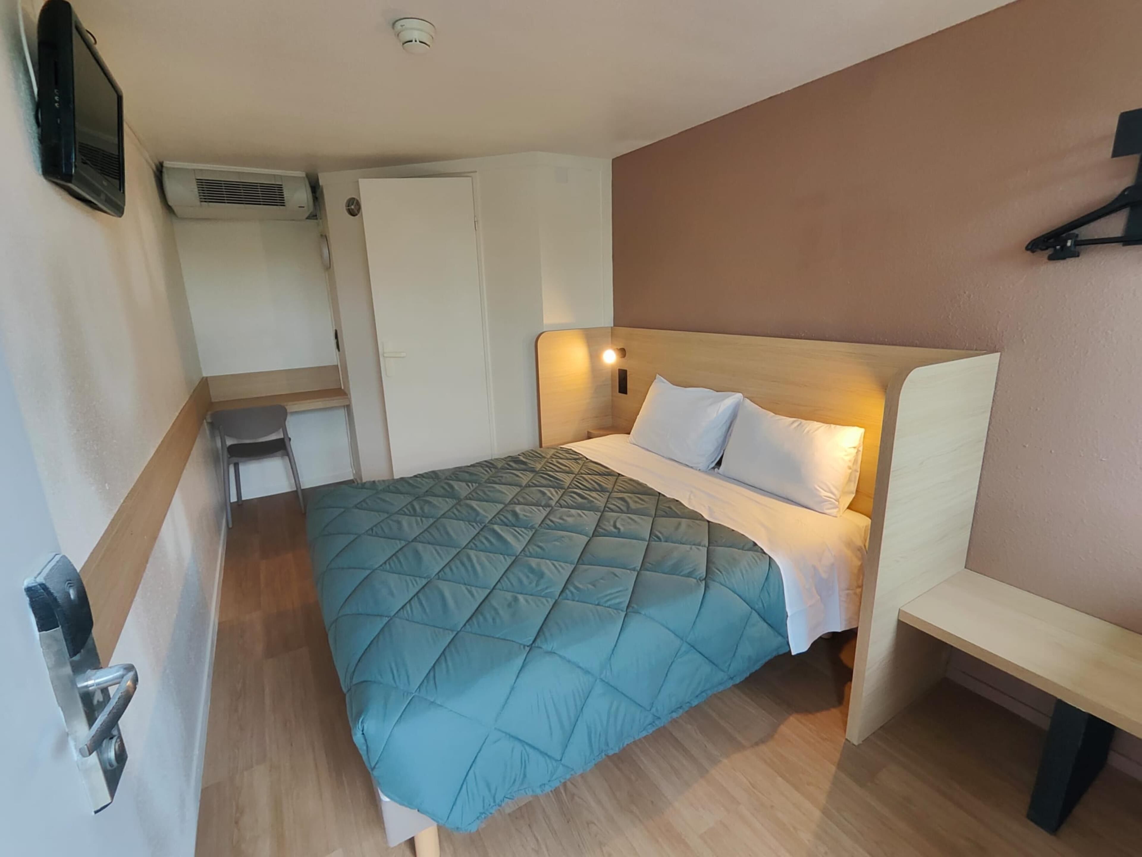 Bureau, rideaux occultants, Wi-Fi gratuit, draps fournis