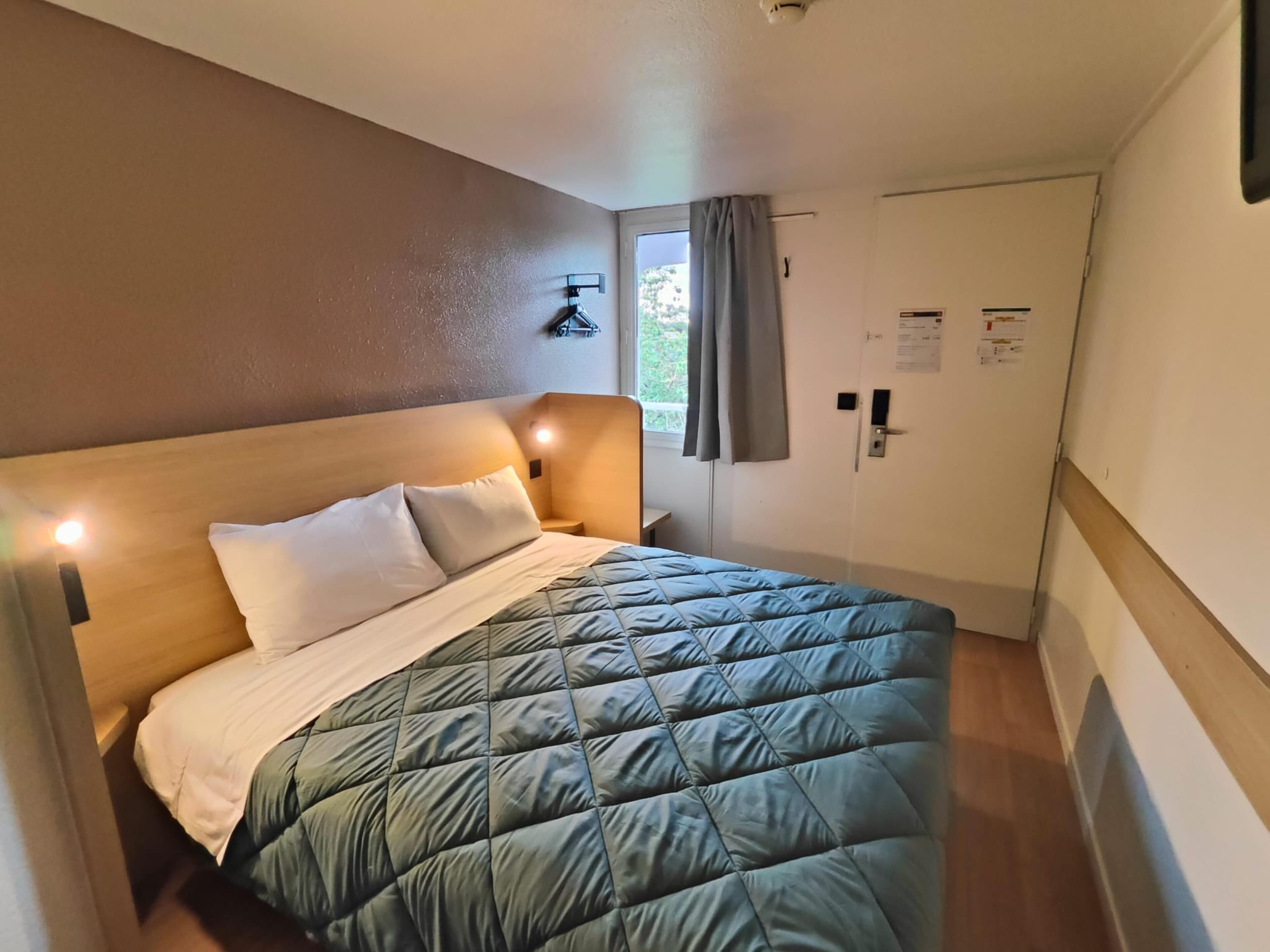 Chambre Standard, plusieurs lits (1 Double and 1 Single bed) | Bureau, rideaux occultants, Wi-Fi gratuit, draps fournis