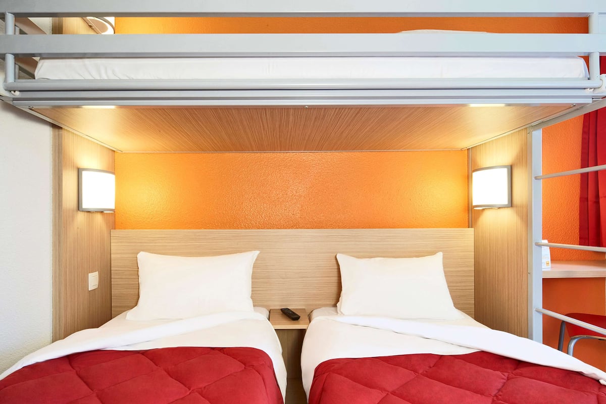 standard room, 3 single beds | desk, blackout curtains, soundproofing, free wifi