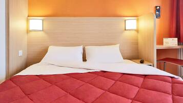 Een bureau, verduisterende gordijnen, geluiddichte muren, gratis wifi