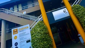 A hotel entrance with a yellow archway and a sign reading "Premiere Classe Hotels". - Premiere Classe Toulouse Ouest - Blagnac Aéroport (Blagnac)