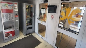 Máquina expendedora con dispensador de bebidas y máquina para aperitivos.