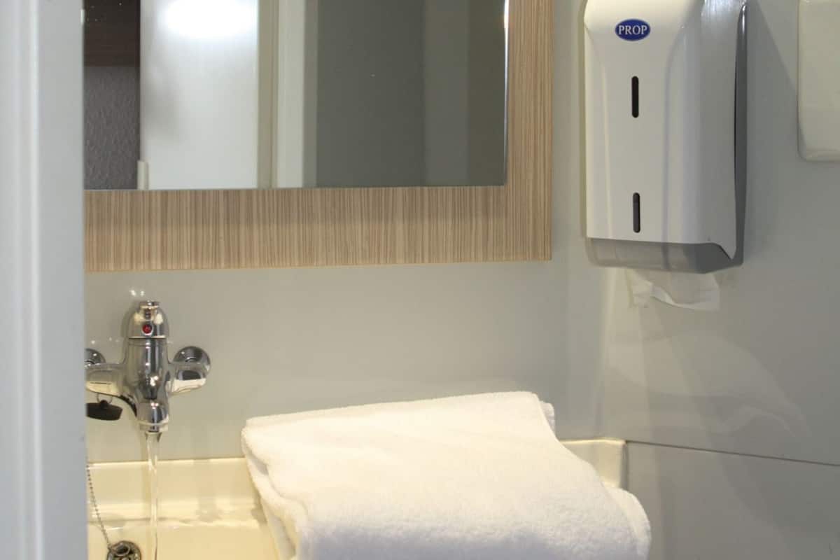 Badrum | Dusch, miljövänliga toalettartiklar och handdukar