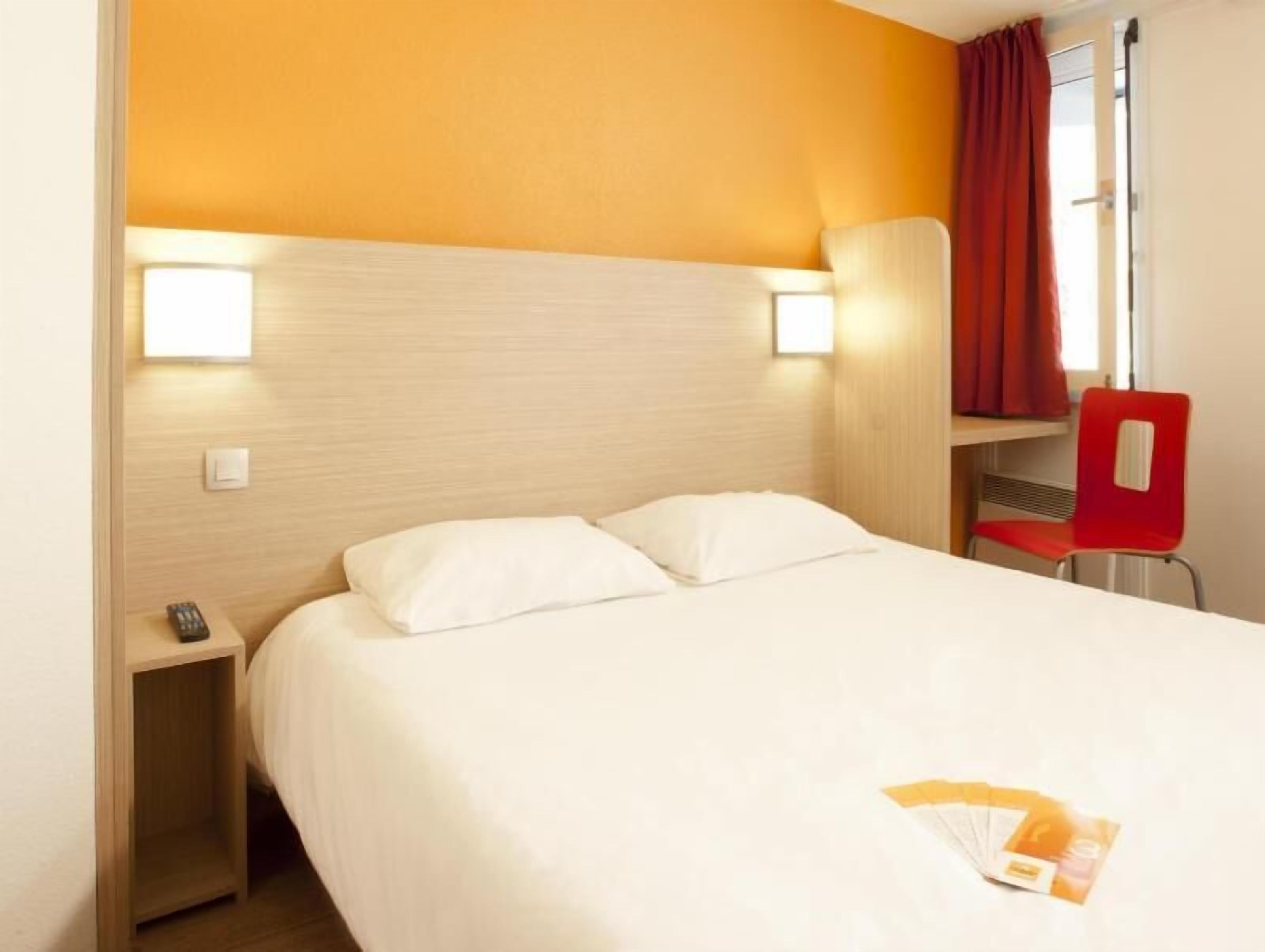 Desk, laptop workspace, soundproofing, free cots/infant beds