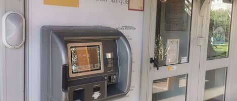A hotel reception area with an automated reception machine, a sign for 'Première Classe Hotels', and a 'Réception Automatique' sign.