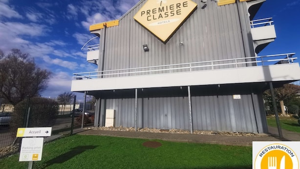 Un hotel llamado PREMIERE CLASSE con un letrero que indica estacionamiento privado y un restaurante disponible.