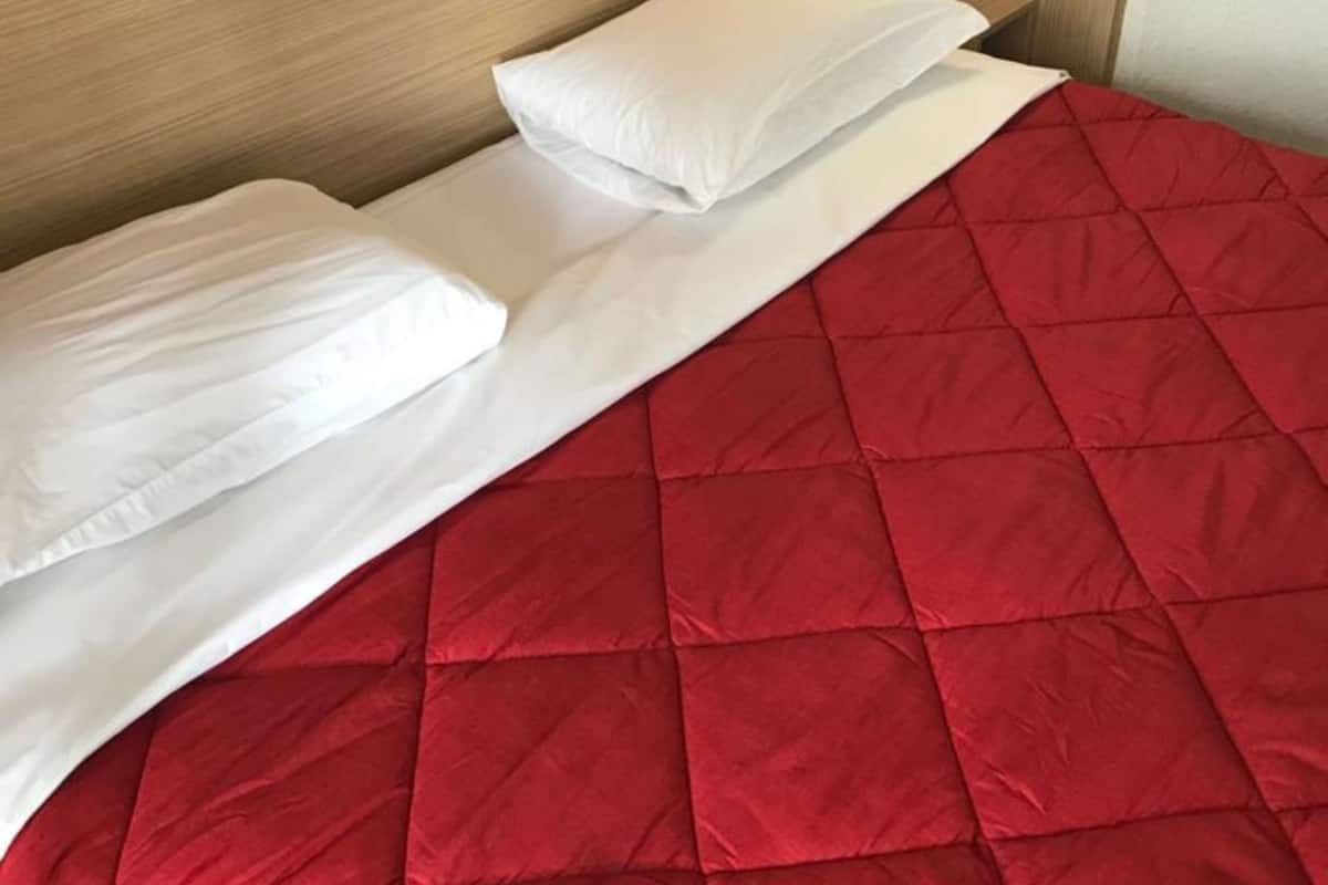 Meja kerja, Wi-Fi gratis, dan seprai linen