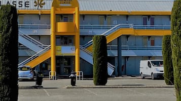 Vista frontal de la propiedad