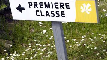 A sign with the text "PREMIERE CLASSE" and an arrow pointing left.