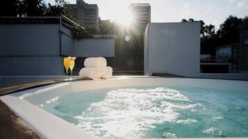Une piscine sur le toit offrant une vue dégagée sur les gratte-ciel de la ville.