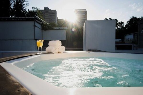 Una piscina en la azotea con vistas despejadas del horizonte urbano.
