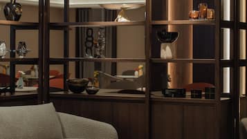 Een modern interieur met een modulaire bank, een salontafel en een decoratieve bol.