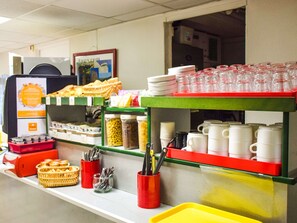 Desayuno buffet (EUR 6.50 por persona)