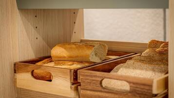 Una caja de pan de madera con una barra de pan dentro.