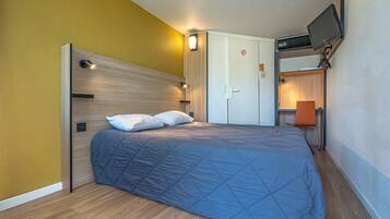 Une chambre à coucher avec un lit, une armoire, un bureau et une chaise.