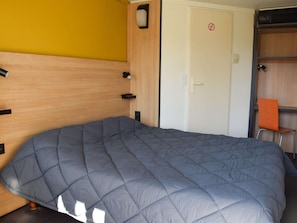 Standard Room, 1 Double Bed | Desk, blackout drapes, soundproofing, iron/ironing board