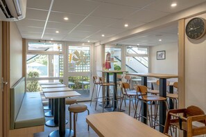 Tägliches Frühstücksbuffet gegen Gebühr