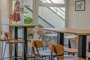 Café da manhã com buffet todos os dias mediante uma taxa