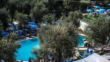 Outdoor pool, pool umbrellas, sun loungers