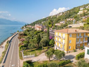 Caja de seguridad en la habitación y escritorio 
