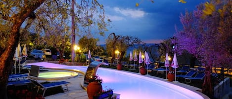 Piscine extérieure, parasols de plage, chaises longues