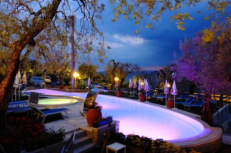 Piscina externa, guarda-sóis, espreguiçadeiras. Hotel Internazionale