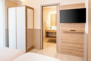 Apartment | Bathroom | Shower, hair dryer, bidet - Hotel Internazionale (Torri del Benaco)