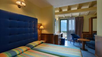 Doppia Standard | Una cassaforte in camera, tende oscuranti