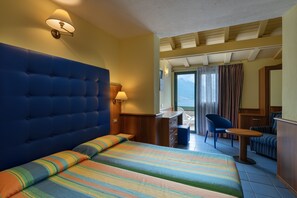 Doppia Standard | Safe på rommet og blendingsgardiner