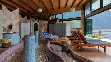 Sauna seca, banheira de hidromassagem, banho turco/hammam, massagens