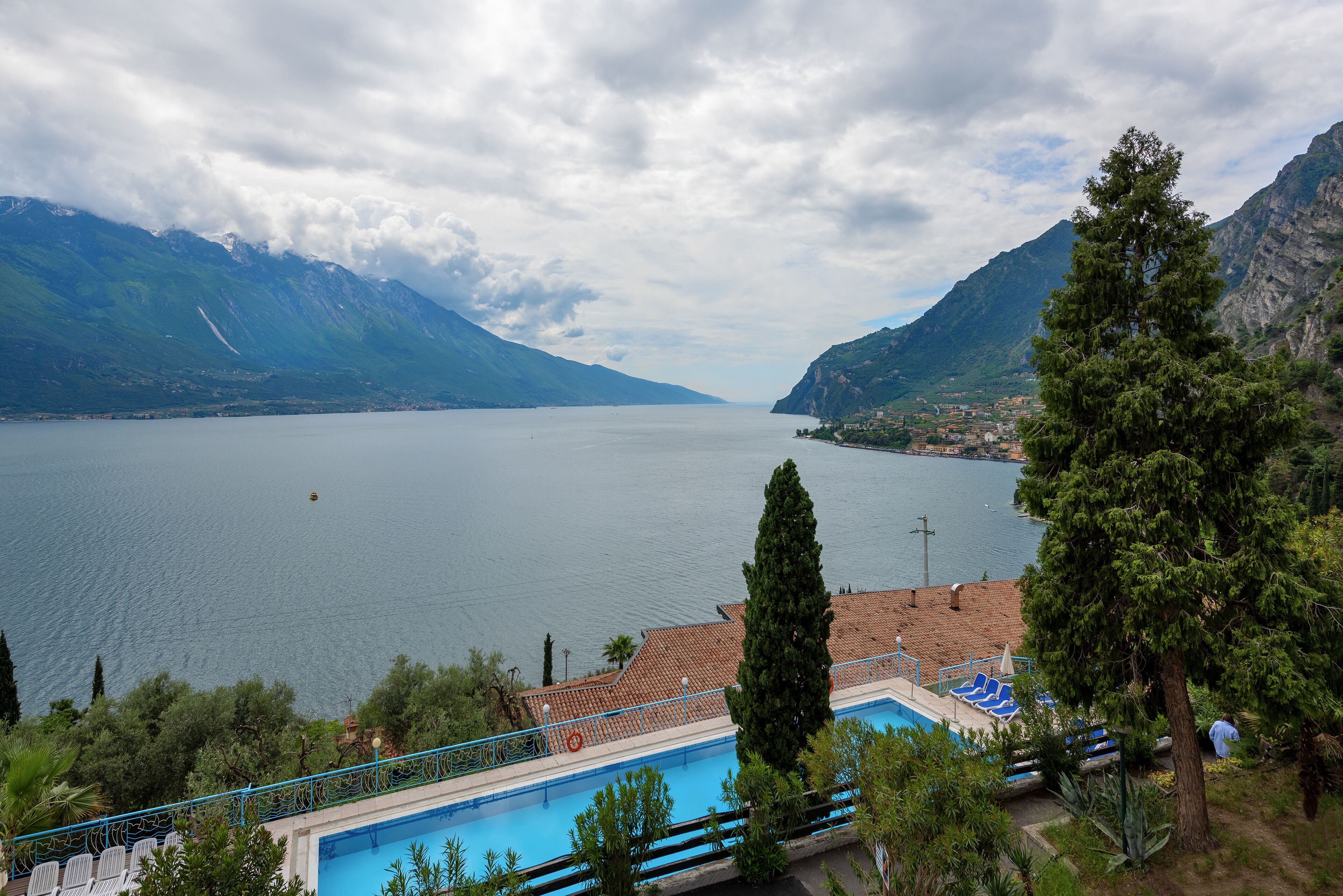 Ein Schwimmbad mit Blick auf einen See und Berge.