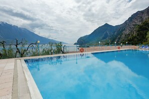 Una piscina cubierta, una piscina al aire libre de temporada, tumbonas