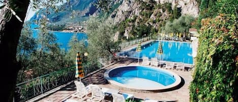 Sisäuima-allas, kauden mukainen ulkouima-allas, aurinkotuoleja