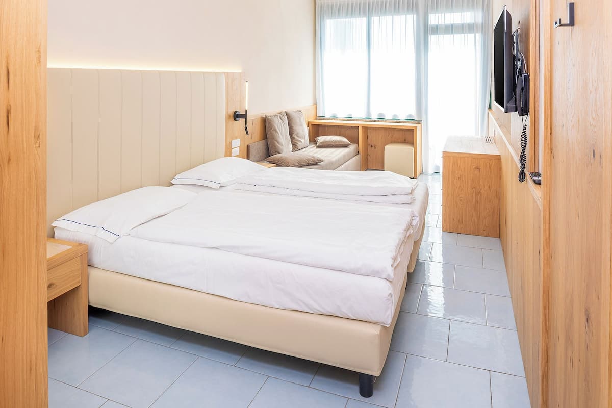 Superio Double Room with extra bed | Caja de seguridad en la habitación y cortinas blackout