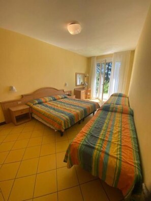 Quarto quádruplo | Cofres nos quartos, escrivaninha, roupa de cama