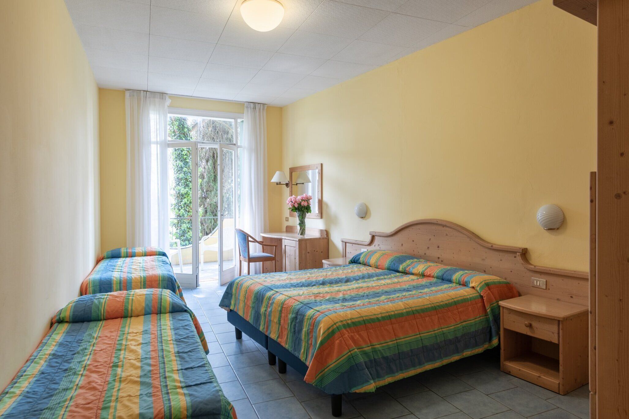 In-room safe, desk, bed sheets
