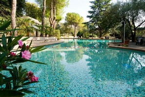 2 piscinas al aire libre, sombrillas, tumbonas