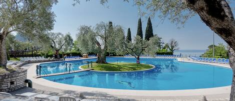 2 piscines extérieures, parasols de plage, chaises longues